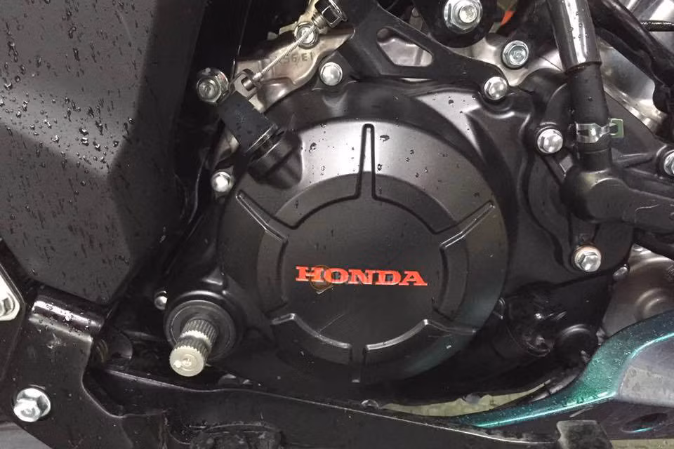 Xe vẫn giữ nguyên khối động cơ tiêu chuẩn xy-lanh đơn, dung tích 149.1 phân khối, 4 thì, 4 van, DOHC (tích hợp cò giảm sát), làm mát bằng nước, công suất 15, 6 mã lực tại 9.000 vòng/phút, đi kèm hộp số 6 cấp. Điểm nhấn đặc biệt chính là chiếc cần đạp khởi động đã được tháo ra.