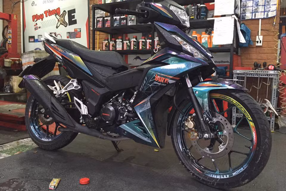 Từ khi ra mắt thị trường Việt vào tháng 4 tại tại Triển lãm mô tô, xe máy Việt Nam 2016 vừa qua, chiếc xe côn tay Honda Winner 150 phân khối của Honda vẫn chưa hạ nhiệt và làm tâm điểm thu hút sự quan tâm của khách hàng đặc biệt là giới trẻ.