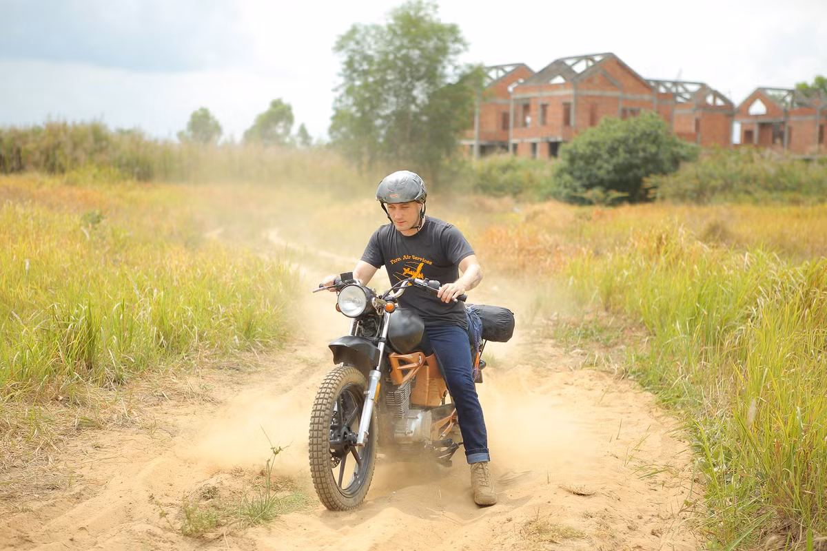 Bên cạnh đó, cô gái cũng đính kèm thông tin liên lạc của mình : Hiện giờ nếu có ai gặp anh ấy ở Sapa thì làm ơn liên lạc với em hoặc ai ở Sapa có thể báo công an tìm kiếm giúp em hoặc cho em sdt của công an Sapa với ạ. Em xin chân thành cảm ơn! SDT của e: Phương 01252932***.