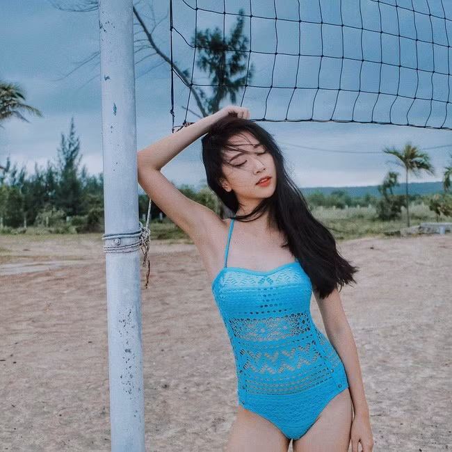 Những bức hình diện đồ bikini khoe đường cong gợi cảm cũng xuất hiện với tần suất cao hơn.