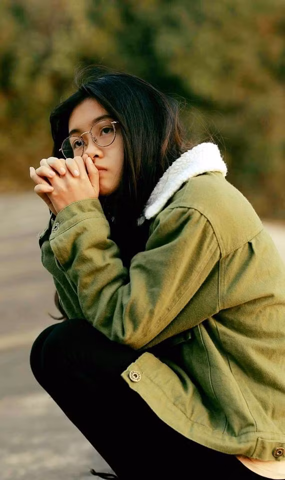 "Những bồng bột tuổi trẻ có thể sẽ làm người ta phải trả giá, nên tỉnh táo trong mọi quyết định của mình"- cư dân mạng khuyên Như Trâm.