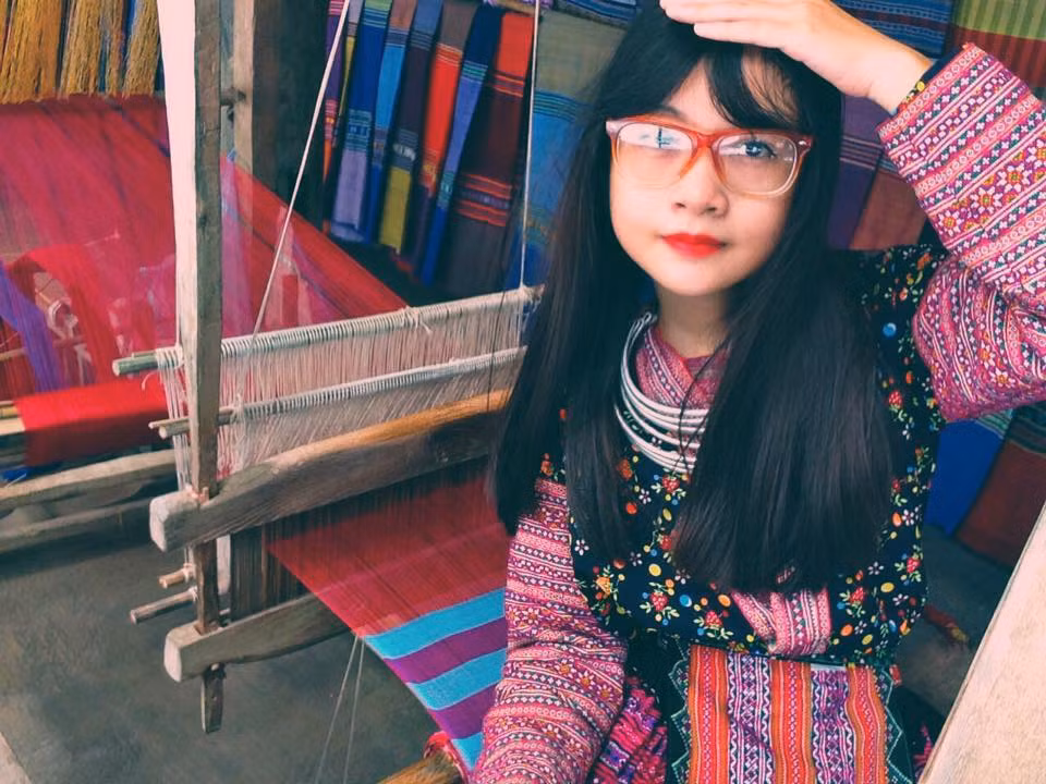 Nhanh chóng chỉ sau một thời gian ngắn, Facebook của cô gái ăn xin này đã được tìm ra. Cô gái có tên Ph.Q.Trâm, sinh năm 1995, hiện đang là sinh viên của trường đại học Mỹ thuật Công nghiệp Hà Nội. Nhìn hình ảnh trên Facebook cô khá xinh xắn, thường hay có những status về tình yêu, Phật pháp ... Hình ảnh ngoài đời của Trâm cũng bình thường như bao cô gái khác, thậm chí có thể nói cô có một khuôn mặt khả ái, thông minh và ưa nhìn.