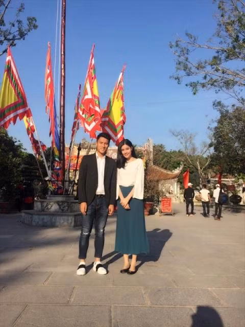 Chàng tuyển thủ chia sẻ niềm hạnh phúc khi đón cái Tết đầu tiên cùng vợ và con trai trong tổ ấm mới. Nhiều bạn bè và người hâm mộ đã vào chúc phúc cho đôi vợ chồng trẻ. Điều gây chú ý chính là bức ảnh có mặt của mẹ Mạc Hồng Quân. Đây là lần đầu tiên Kỳ Hân được chụp ảnh với mẹ chồng khi cô được chồng đưa đi lễ chùa và dùng bữa cơm có sự hiện diện của đông đủ các thành viên họ hàng bên nội.