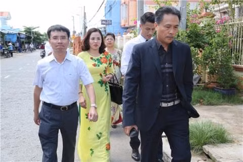 Trước đó, sự thiếu vắng mẹ Mạc Hồng Quân trong lễ ăn hỏi và thậm chí cả tiệc cưới của chàng tuyển thủ và người mẫu Kỳ Hân đã khiến không ít người thắc mắc và đặt ra nhiều nghi vấn rằng đám hỏi của Mạc Hồng Quân không được sự chấp thuận của mẹ anh. Hôm 15/6, cặp đôi làm lễ ăn hỏi tại quê nhà Sóc Trăng của Kỳ Hân trong sự chúc mừng của đông đảo người thân, bạn bè. Tuy nhiên, trong dàn quan khách đại diện họ nhà trai lại thiếu vắng sự có mặt của mẹ Mạc Hồng Quân. Điều này khiến không ít người thắc mắc vì theo phong tục cưới hỏi ở Việt Nam thì trong lễ ăn hỏi cần có sự đầy đủ của bố mẹ hai bên gia đình.