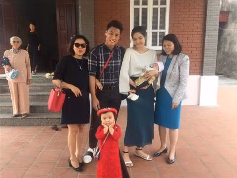 Nhắc lại, hồi Khánh Ly, biệt danh là Ly Kute, vừa hạ sinh con trai đầu lòng cho Mạc Hồng Quân, chàng cầu thủ này đã lên tiếng đề nghị cô cho phép anh chăm sóc và đáp ứng cho con những điều kiện tốt nhất. Anh cũng cho hay đây là phương án mà bố mẹ anh cùng suy nghĩ và đưa ra quyết định. Trong đó, vì anh là cầu thủ nay đây mai đó không dễ chăm sóc cho gia đình, con cái nhưng may mắn đã có bố mẹ anh sẵn sàng xắn tay chăm sóc con cháu của mình. Dường như cũng tương tự, không cho Ly Kute một danh phận, mẹ của Mạc Hồng Quân cũng chỉ chăm chăm tới cháu nội của mình.