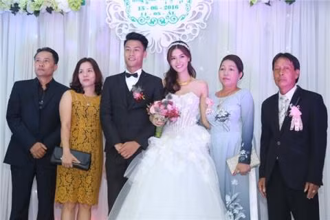 Mạc Hồng Quân cho hay do mẹ bận công việc ở nước ngoài nên không thể thu xếp thời gian để về nước dự tiệc vui cùng hai người. Lời giải thích này đã tạm được cộng đồng chấp nhận cho đến khi đám cưới của hai người chính thức diễn ra vào ngày 26/6 tại Thành phố HCM, bà lại tiếp tục vắng mặt. Nhiều người cho rằng, nếu không thể thu xếp việc tham gia lễ ăn hỏi thì tiệc đính hôn, mẹ của nam cầu thủ nên dành chút thời gian tham gia và chúc mừng con trai bởi dẫu sao đây cũng là dấu ấn quan trọng trong cuộc đời con trai - con dâu. Phải chăng cho đến nay giữa vợ Mạc Hồng Quân và mẹ chồng vẫn còn những khúc mắc "mẹ chồng nàng dâu"?