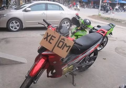 Sự phát triển của công nghệ, các dịch vụ vận chuyển đa dạng, hiện đại hơn... vô hình chung đã ảnh hưởng không nhỏ đến "miếng ăn" của cánh "xe ôm truyền thống" khi ngày nay, người ta chỉ cần một vài cú click, chạm màn hình điện thoại thông minh là vài phút sau đã có "xe ôm" đến đón trước cửa. Ảnh: Zing.vn.