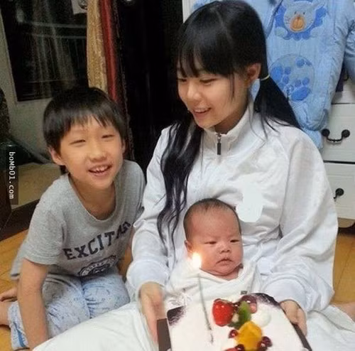 Năm 2009, sau khi tham gia chương trình truyền hình Ulzzang Generation của đài Comedy TV, Hong Young Gi bắt đầu trở nên nổi tiếng và là cái tên thu hút được nhiều sự chú ý từ công chúng. Cô nàng còn được ví là “búp bê ngoài đời thực” nhờ sở hữu gương mặt trong sáng, ngây thơ như một thiên thần.