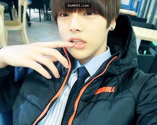 Khi mới vừa tròn 20 tuổi, Hong Young Gi bất ngờ lên xe hoa cùng anh chàng hotboy Lee So Young kém cô tới 3 tuổi. Chuyện tình của cặp đôi 9X ngay lập tức thu hút được nhiều sự chú ý của giới trẻ Hàn Quốc.