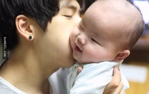 Về phần mình, Lee So Young cho biết anh cũng đang phấn đấu để trở thành một người cha tốt, một người chồng tốt. “Tuổi trẻ có ý nghĩa nhất khi bạn biết sống cho gia đình và sống có trách nhiệm với các thành viên trong đó”, chàng trai trẻ tuyên bố.