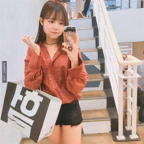 Hong Young Gi (sinh năm 1992 đến từ Hàn Quốc) là bà mẹ 2 con trẻ đẹp nổi tiếng bậc nhất trong cộng đồng mạng xứ Kim chi nhờ có khuôn mặt baby và vóc dáng nhỏ nhắn như một học sinh tiểu học.