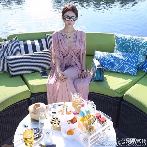 Bên cạnh đó, mỹ nữ gốc Trịnh Châu, Trung Quốc còn khiến phái mày râu "nổ đom đóm" mắt với hình thể vô cùng gợi cảm.