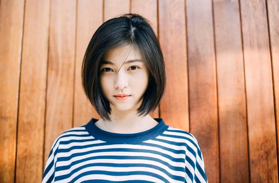 Sư Tử là cô gái thu hút nhiều sự quan tâm trong cộng đồng mạng Trung Quốc nhờ sở hữu vẻ đẹp thuần khiết, dịu dàng. Cô hiện là sinh viên Đại học Kinh tế Bắc Kinh.