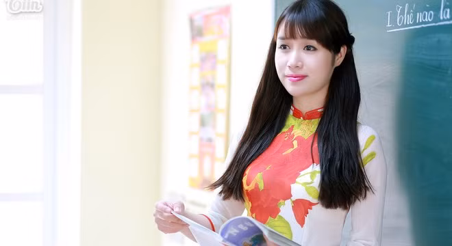 Cô giáo hot girl xinh đẹp - nữ khán giả "bất ngờ nổi tiếng" trong chương trình Táo quân 2017 được nhắc tới ở đây thực chất là một nhân vật đã khá quen thuộc với cộng đồng mạng Việt. Đó là Nguyễn Lan Phương - cô giáo hot girl vừa xinh xắn, vừa có khả năng viết chữ rất đẹp, lại có nhiều câu chuyện thú vị về công việc... từng được báo chí, các trang tin trong nước chọn làm nhân vật trong rất nhiều bài viết trong 1-2 năm gần đây.