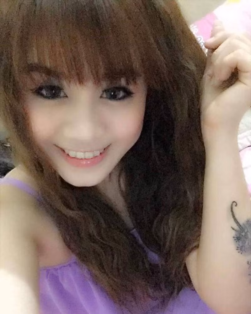 Với đặc thù quỹ thời gian eo hẹp, Hồng Nhung luôn tìm kiếm những phương pháp dưỡng da hiệu quả và an toàn nhất. Cô bật mí rằng vẻ ngoài trẻ trung của mình nằm ở bước "tháo mặt nạ tế bào chết".