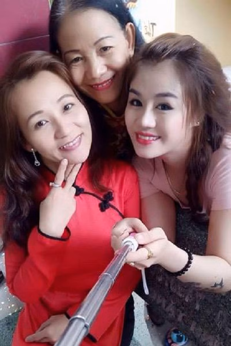 “Nếu không tẩy đi lớp mặt nạ tế bào chết trên mặt thì mọi cố gắng làm đẹp da như dưỡng ẩm, trang điểm… đều trở nên vô tác dụng. Vì vậy sau mỗi ngày làm việc dù mệt mỏi đến đâu cô cũng ép mình trung thành với thủ tục tẩy tế bào chết trước khi đi ngủ”- Hồng Nhung tâm sự.