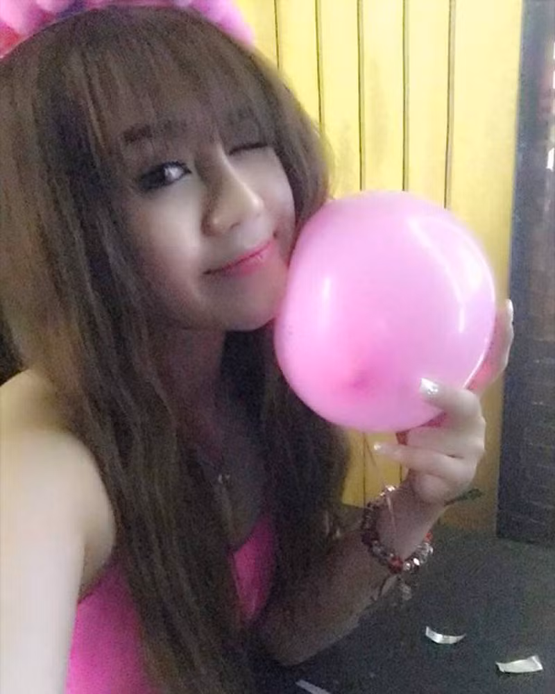 Giữ tinh thần luôn an nhiên, vui vẻ với một nụ cười luôn hiện hữu trên môi là bí quyết giúp cô nàng này trẻ trung, xinh đẹp tới bất ngờ.