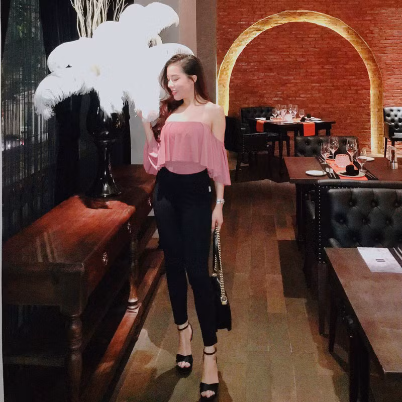 Kim Thanh sinh ra và lớn lên trong gia đình có truyền thống kinh doanh nên ngay từ năm 19 tuổi cô bạn đã bắt đầu làm quen với môi trường kinh doanh đầy áp lực.