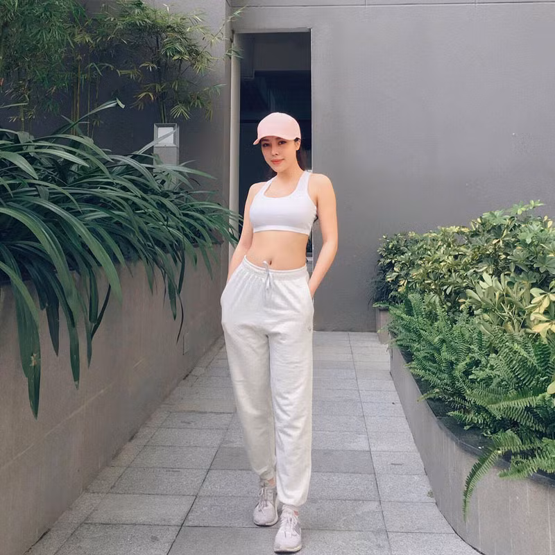 "Mỗi khi giúp được bạn trẻ nào cải thiện được da thì mình rất vui và đó còn là động lực giúp mình tiếp tục phấn đấu hơn nữa. Điều mà mình thấy vui hơn nữa đó là mình tự đứa những kiến thức và những gì thật nhất vào từng lời tư vấn của mình đối với khách" động lực giúp người đẹp 9X thêm đam mê vào kinh doanh mỹ phẩm.