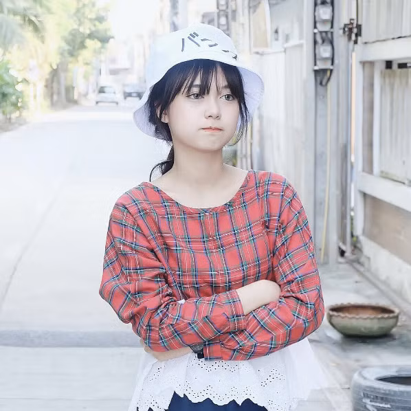 Cô nàng có gương mặt bầu bĩnh, đôi mắt to tròn ngây thơ, thu hút ánh nhìn của người khác ngay từ lần đầu gặp gỡ.