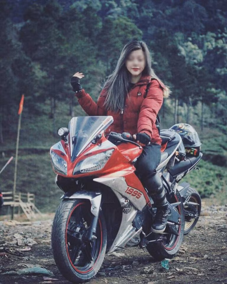 Và cũng không mất quá nhiều thời gian để dân mạng tìm ra được danh tính của nữ nhân vật chính trong vụ xô xát gây tranh cãi vừa qua. Nữ phượt thủ xinh đẹp cầm gạch tấn công tài xế taxi là T.Anh, 28 tuổi, khá có tiếng trong cộng đồng phượt thủ ở Hà Nội, từng được xuất hiện trên sóng truyền hình VTV trong một chương trình về xe và phong cách. Sau khi sự việc xảy ra và đoạn clip được lan truyền, T.Anh bị rất nhiều dân mạng tìm đến tận trang cá nhân của mình để chỉ trích, phê bình về hành động vừa qua của cô.