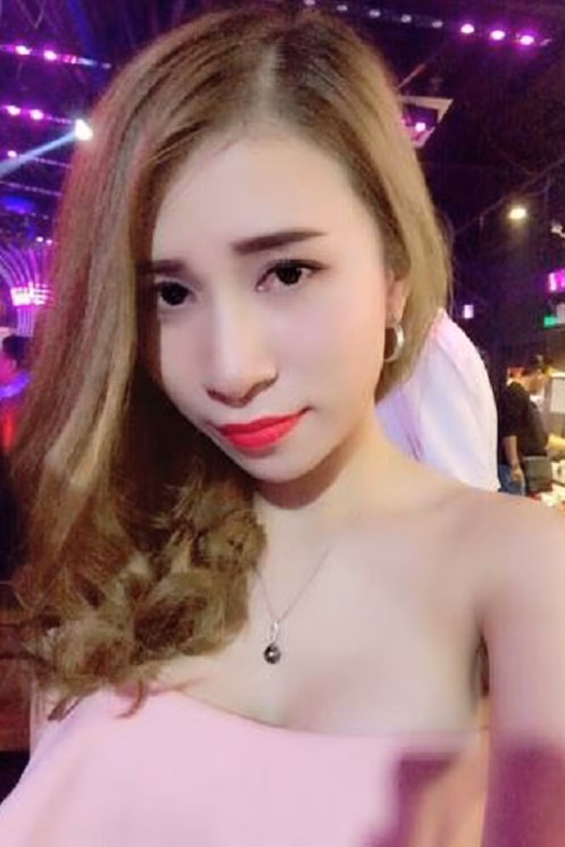 Ngoài ngoại hình xinh đẹp Tố Quyên còn được nhiều người biết tới là cô gái có niềm đam mê kinh doanh online. Nói về cái duyên đến với việc kinh doanh mỹ phẩm dành cho body và thực phẩm chức năng chuyên về sức khỏe Tố Quyên cho hay: 'Là con gái em cũng thích làm đẹp, làm điệu, thích tìm hiểu những loại mỹ phẩm nào tốt nhất cho da nên em mới nghĩ ra việc kinh doanh mỹ phẩm online. Mới đầu em tập tành kinh doanh qua mạng, gặp không ít khó khăn nhưng rồi em tự nhủ mình phải cố gắng. Nếu bỏ cuộc khi vừa mới khởi đầu thì chắc hẳn em sẽ chẳng thể làm nên được việc gì'.