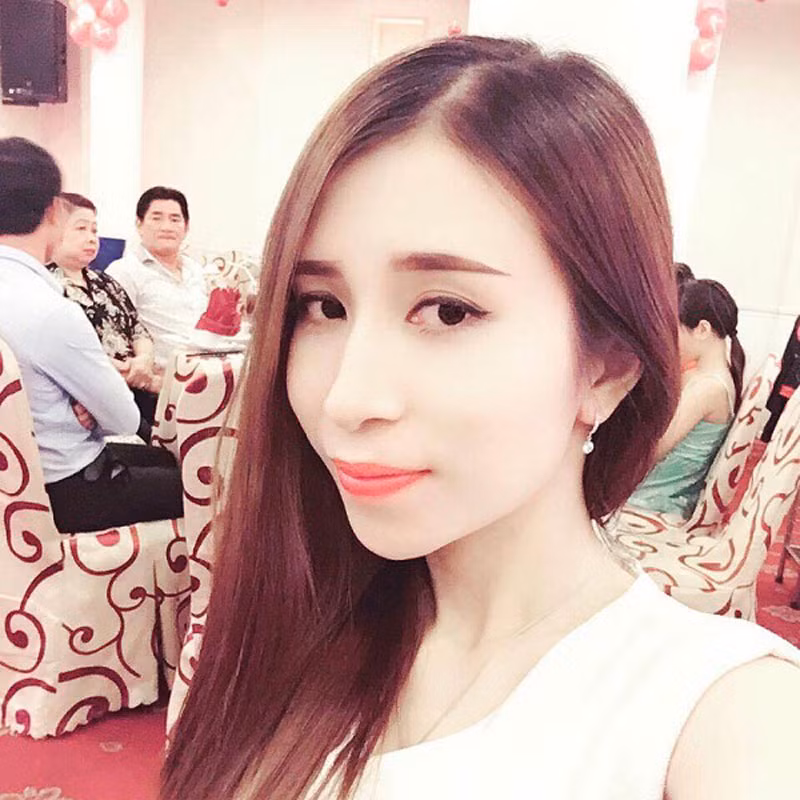 Khi được hỏi về ước mơ, Tố Quyên bật mí: Nếu được em sẽ đầu tư mở một hệ thống các cửa hàng bán sỉ và lẻ các thực phẩm chức năng và mỹ phẩm trên phạm vi toàn quốc.Khó khăn Tố Quyên gặp phải ban đầu chính là chưa tìm được nguồn khách hàng, lượng khách đặt mua còn ít khiến cô không ít lần nản lòng. Nhưng rồi bằng niềm đam mê, sau 5 năm theo đuổi nghề. Tố Quyên dần lấy được niềm tin của nhiều người tiêu dùng hơn, lượng khách đặt hàng cũng ngày càng nhiều lên.