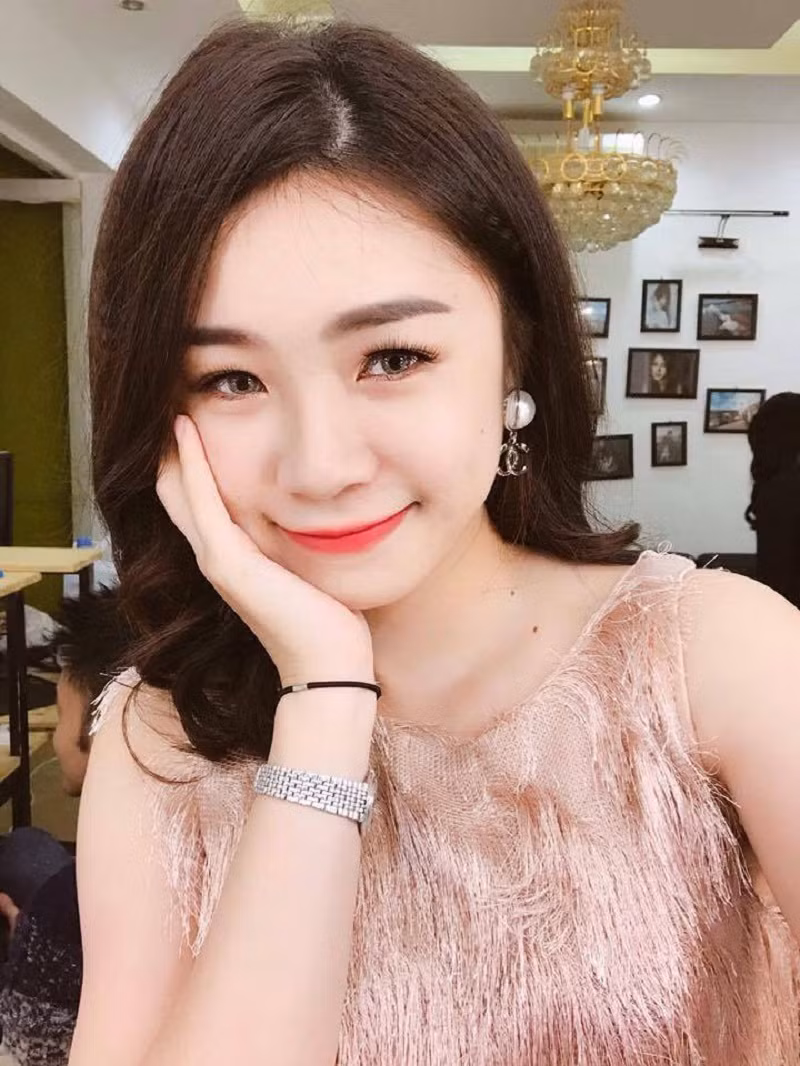 Không chỉ có các bạn trẻ ở Bắc Ninh mà ở Hà Nội, Hải Phòng cũng đều rất thích các mẫu thiết kế trẻ trung, bắt mắt của Thu Hương. Nhiều người đã gửi tin nhắn, dành lời khen cho sản phẩm của cô. Số tiền kiếm được giúp cho Thu Hương trang trải được sinh hoạt, hỗ trợ cho bố mẹ và tiết kiệm một khoản để đầu tư cho việc kinh doanh trong tương lai.