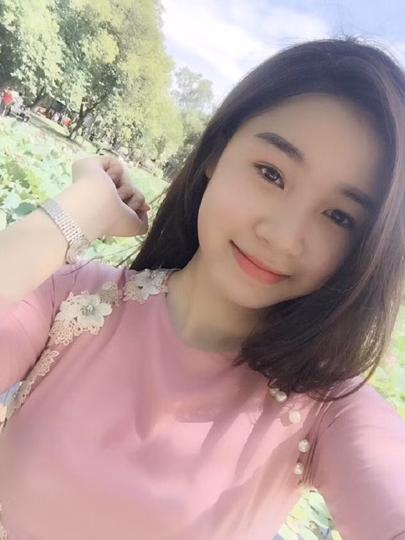 Thời gian đầu bán hàng khó khăn lắm, cô phải vừa bán hàng, giới thiệu sản phẩm, tư vấn, vừa kiêm cả shipper luôn vì chưa đủ vốn để thuê. Là con gái mà có hôm cô phải đi ship đến tận đêm muộn mới về.