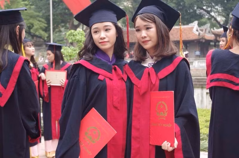 Chia sẻ về dự định trong tương lai của mình, Hương Nguyễn cho biết: “Đam mê lớn nhất của mình là ‘maketing online’- nó kết hợp giữa kinh tế và kĩ thuật và bản thân mình nhận thấy thị trường hiện nay đang rất cần… Nên mình sẽ kiếm đủ tiền đi du học để nghiên cứu và học cao hơn về lĩnh vực này. Sau đó, khi về Việt Nam mình sẽ mở 1 công ty chuyên về lĩnh vực ‘maketing online’. Rất mong những kế hoạch và dự định này sẽ thành công”.