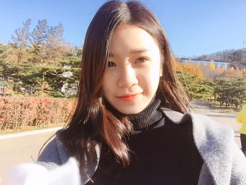 Rất nhiều các bạn trẻ tìm đến để đặt mua quần áo thời trang và socola của cô.