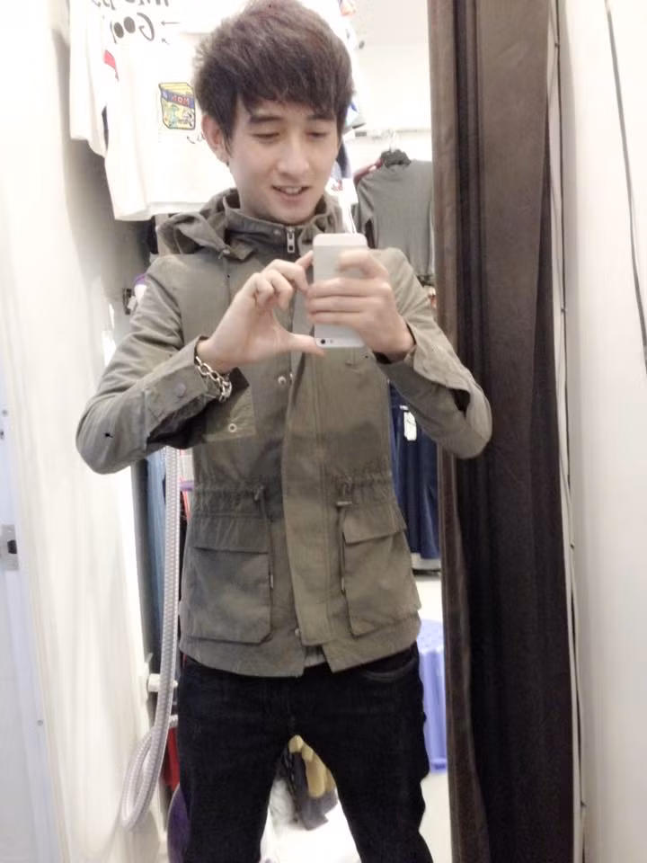 Cô nàng cho biết: “Từ lúc có bài viết thầy giáo trẻ thực tập là các bạn thi nhau tag rồi các em thi nhau kết bạn. Chị tuyên bố, chị là người yêu chủ nick này. Từ giờ chị sẽ dùng nick này luôn. Chị nhìn thấy em nào quần đùi, váy hở… là chị block hết nghe không”. Vì sợ mất bạn trai nên cô gái phải đăng status dằn mặt các cô gái như vậy.