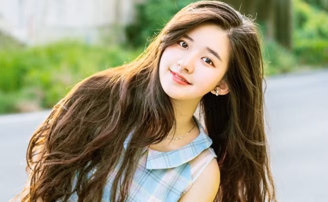 Zhao Lusi còn có biệt danh là "Tiểu Lâm Y Thần" khi khoe giọng hát ngọt ngào và ngoại hình đáng yêu trong vòng thử giọng chương trình SuperGirl 2016 tại Đài Loan.