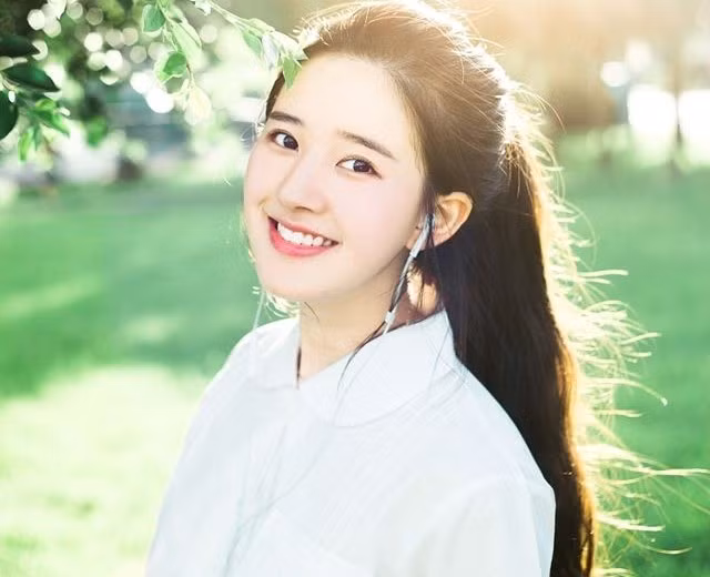 Nhân vật chính trong hình là Zhao Lusi, 19 tuổi, đến từ Trung Quốc, " nữ thần sinh viên" của trường Đại học Mingdao, Đài Loan.