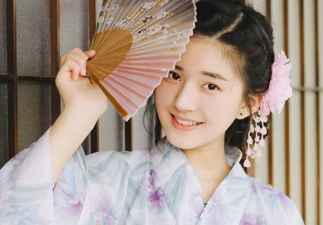 Zhao duyên dáng trong trang phục kimono Nhật Bản.