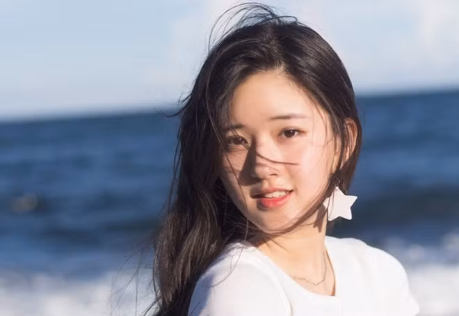 Sở hữu đôi mắt to tròn, nụ cười tỏa nắng và làn da trắng mịn, cô hiện là một trong những hot girl được cộng đồng mạng Trung Quốc yêu mến.