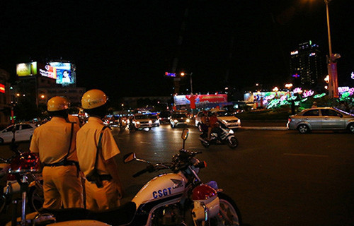 Doi nha thua tran, be trai nguoi Malaysia di lac den tan ham Thu Thiem