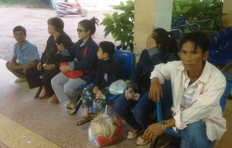 Những người cùng đoàn hành hương vô cùng bàng hoàng sau vụ tai nạn thảm khốc.