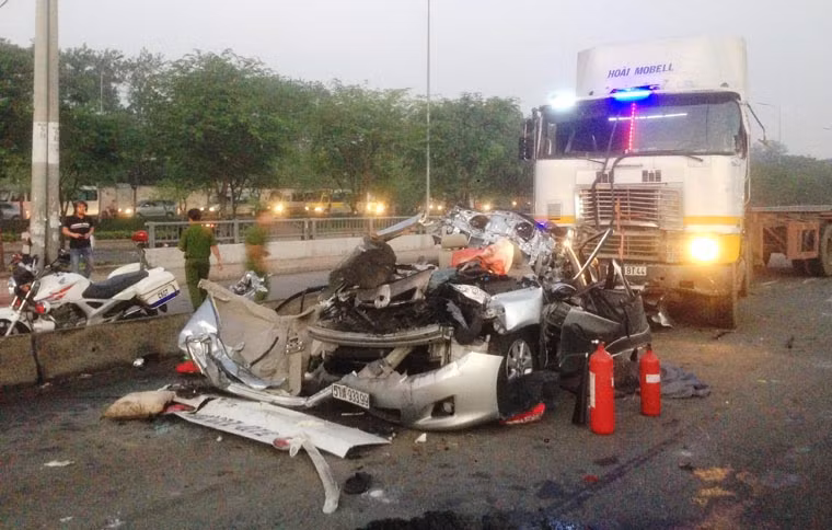 Bước đầu xác định do tài xế ngủ gật, đến giao lộ các xe đang dừng chờ đèn tín hiệu đã phóng thẳng vào xe du lịch. Ngay sau đó, xe cứu hộ phải đến nâng chiếc xe tải lên để đưa các nạn nhân ra ngoài.