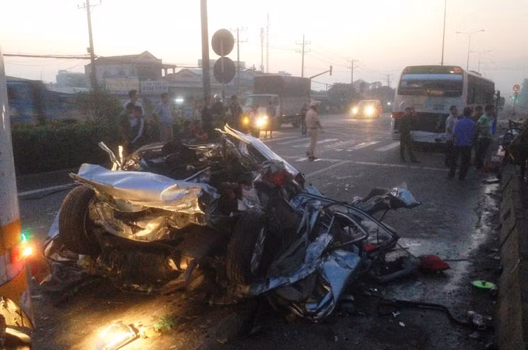 Các ngành chức năng đang phối hợp điều tra, giải quyết hậu quả vụ tai nạn.