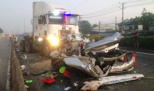 Chu tich UBND TP HCM den hien truong container tong o to con-Hinh-2