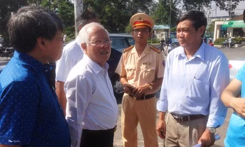 Chu tich UBND TP HCM den hien truong container tong o to con