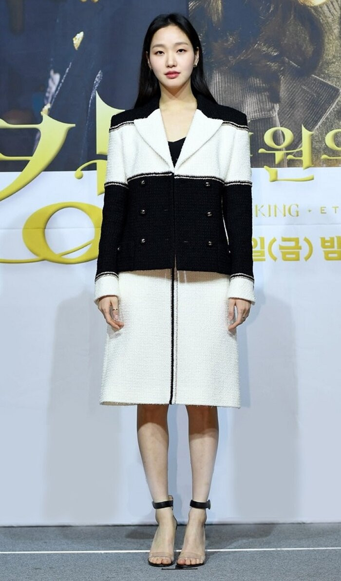 Hồi tháng 4, "nàng thơ Kim Go Eun" cũng từng diện bộ cánh này khi đi họp báo ra mắt phim "Quân Vương Bất Diệt", trang phục của cô đơn điệu hơn khi không đi kèm với phụ kiện