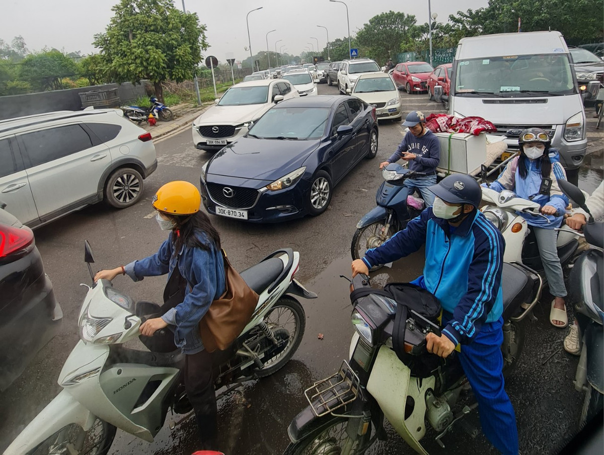 Nhiều người dân cho biết, họ cảm nhận rõ sự rung lắc từ trận động đất ở Hà Nội này.