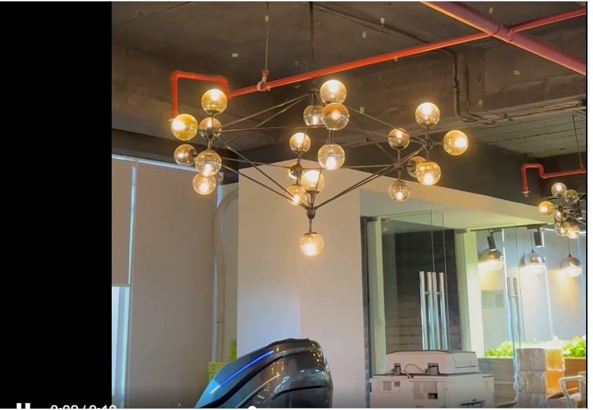 Nhiều người dân mô tả, đồ đạc trong nhà, đặc biệt là những chùm đèn trần trong nhà họ đã rung lắc, thể hiện rõ tác động từ động đất. Ảnh: Đèn trần của một văn phòng tầng 8 trên phố Minh Khai rung lắc (cắt từ video của người dân).