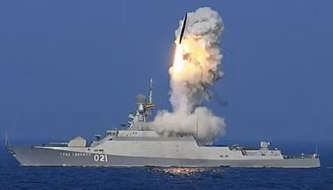 "Thực tế là trong sáu năm nay Nga đã tái vũ trang toàn bộ đội tàu chiến của Hạm đội Biển Đen. Thay vì 29 tàu thì bây giờ đã có 42 tàu, trong đó 12 tàu mang vũ khí tên lửa. Tổng hỏa lực tên lửa hành trình, đáng kể nhất là Kalibr của Nga tăng lên rất đáng sợ, bao gồm các tổ hợp Bastion và Bal", ông Voronchenko nói.