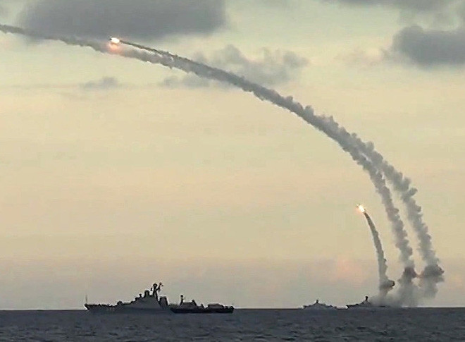 Trong thời gian tới, Hạm đội Biển Đen sẽ nhận thêm hàng chục chiếc thuộc các dự án tàu hộ vệ đóng kiểu module Project 22160, hay Project 20385 lớp Gremyashchy, biến Hạm đội này trở thành một kho tên lửa Kalibr khổng lồ. Sức mạnh của kho tên lửa này đang khiến không chỉ Ukraine lo lắng.