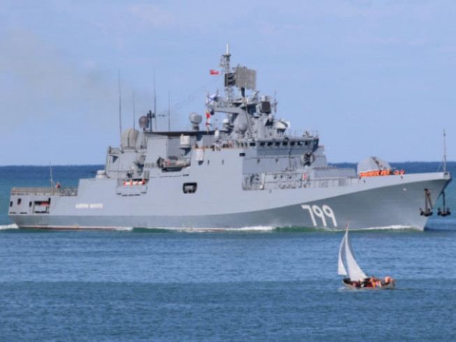 Kalibr-NK có thể dễ dàng vượt qua hệ thống phòng không của đối phương với một hành trình bay phức tạp, nhiều lần chuyển hướng, ở độ cao rất thấp. Hành trình bay của Kalibr-NK có thể được điều chỉnh theo dữ liệu của hệ thống định vị vệ tinh. Ở giai đoạn cuối cùng, đầu tự dẫn radar chủ động sẽ kích hoạt tự động tìm kiếm và lao vào tấn công mục tiêu bằng đầu đạn nặng tới 450kg.