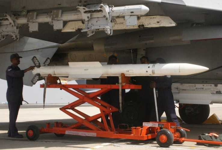 Khi tiếp cận mục tiêu ở khoảng cách ngắn, R-77 sẽ kích hoạt chế độ “chủ động”, radar của tên lửa sẽ lưu giữ thông tin mục tiêu đã được tính toán để sử dụng phòng trường hợp mục tiêu thoát khỏi “khóa chết”.