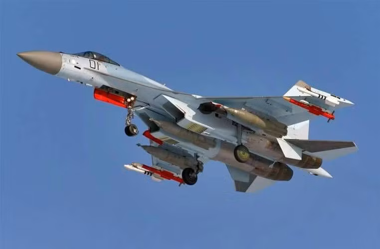 R-77 là đối thủ trực tiếp của tên lửa AIM-120 của khối NATO.